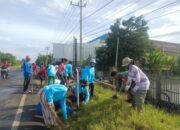 Babinsa Amparita Bareng Puluhan Warga Beraksi di Poros Soppeng