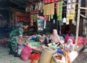 Babinsa Sambangi Pedagang Pasar Tanru Tedong, Harga Aman?