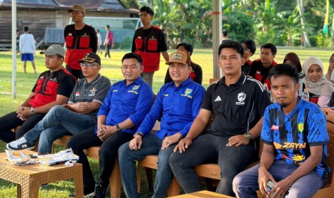 Pengurus KNPI Pitu Riase dan KNPI Sidrap menghadiri Turnamen Sepak Bola U-12 di Lapangan Arifin Nu’man Barukku sebagai bentuk dukungan pembinaan generasi muda. 