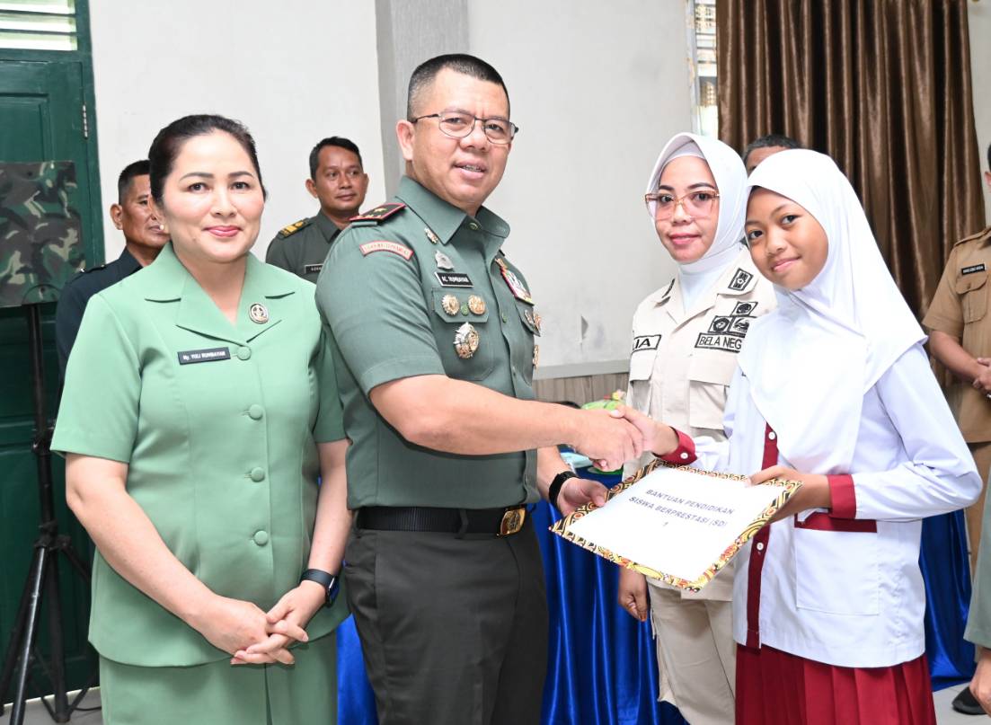 Danrem 141/Toddopuli Brigjen TNI Andre Clift Rumbayan menyerahkan beasiswa kepada anak berprestasi dalam kegiatan RAT ke-53 Primkop Kartika Hasanuddin Toddopuli di Aula Sudirman Korem 141/Toddopuli Watampone.