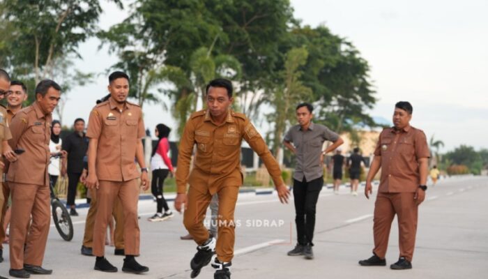 Bupati Syahar Inline Skating di Depan SKPD Sidrap, Warga Heboh!