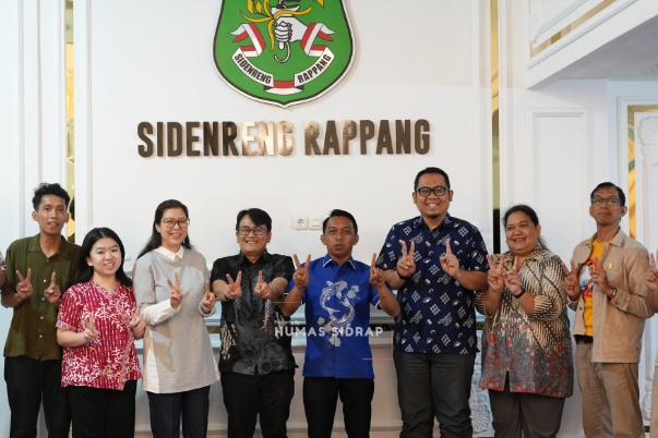 Bupati Sidrap Syaharuddin Alrif bersama tim peneliti Fakultas Hukum Universitas Indonesia (UI) saat pertemuan penelitian dampak PLTB terhadap masyarakat di Rumah Jabatan Bupati Sidenreng Rappang.