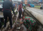 Babinsa & Warga Dua Pitue “Bongkar” Drainase Lapangan Andi Takko