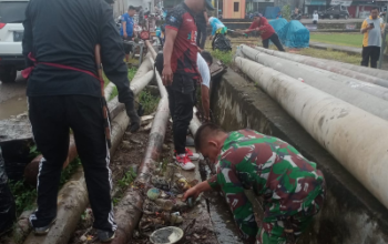 Babinsa & Warga Dua Pitue “Bongkar” Drainase Lapangan Andi Takko