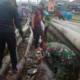 Babinsa & Warga Dua Pitue “Bongkar” Drainase Lapangan Andi Takko