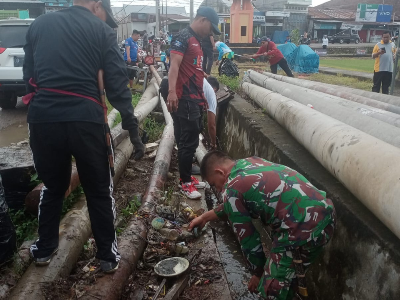 Babinsa & Warga Dua Pitue “Bongkar” Drainase Lapangan Andi Takko