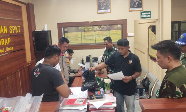 Petugas Provost Kodim 1420/Sidrap bersama Polres Sidrap mengamankan barang bukti milik oknum tentara gadungan yang menyamar sebagai anggota TNI dalam kasus penipuan online di Sidrap.