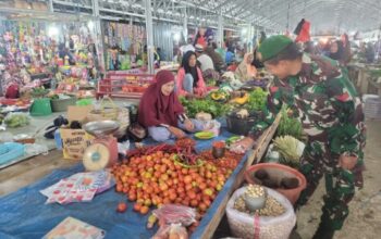 Babinsa Jaga Harga Aman! Daya Beli Warga Sidrap Tetap Ngebut