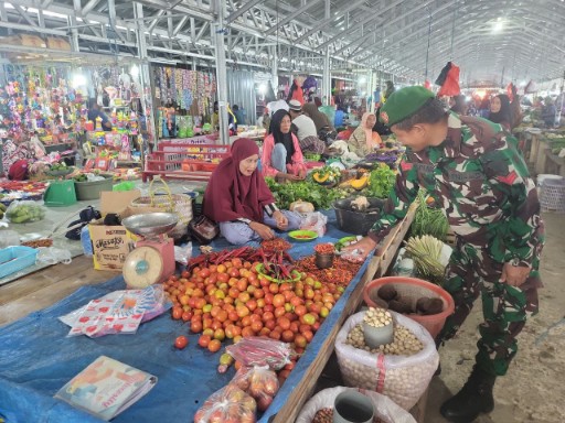 Babinsa Jaga Harga Aman! Daya Beli Warga Sidrap Tetap Ngebut