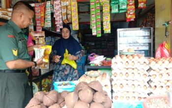 Babinsa Pastikan Harga Sembako Sidrap Tetap Sesuai Aturan