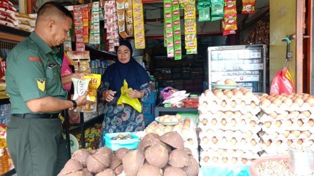 Babinsa Pastikan Harga Sembako Sidrap Tetap Sesuai Aturan