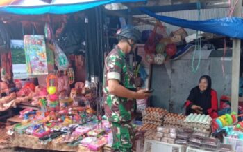 Babinsa Awasi Pedagang Jaga Inflasi Daerah
