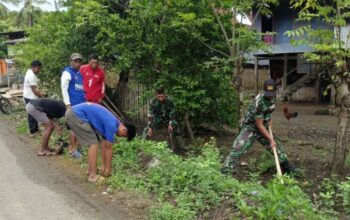 Babinsa & Warga Sidrap “Sikat” Drainase, Selokan Mampet Dibikin Tobat!