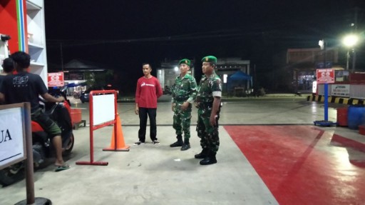 Babinsa Sambangi Fasilitas Publik Tengah Malam, Ada Apa di Baranti?