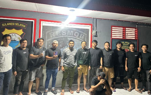 Satreskrim Polres Sidrap mengamankan tersangka penipuan jual beli pupuk kandang via Facebook beserta barang bukti di Mapolres Sidrap.