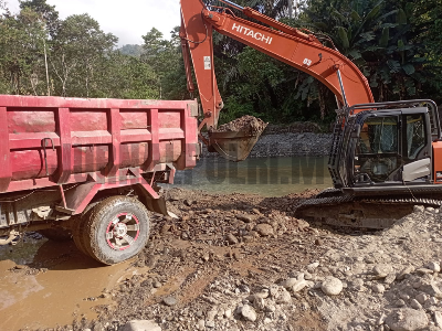 Penambangan pasir ilegal di Kolaka Utara menggunakan ekskavator dan dump truck di area sungai yang meresahkan warga akibat kerusakan lingkungan.