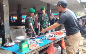 Dua Personel Koramil 07/Baranti Sisir Lapak Pasar, Ada Misi Rahasia di Baliknya?