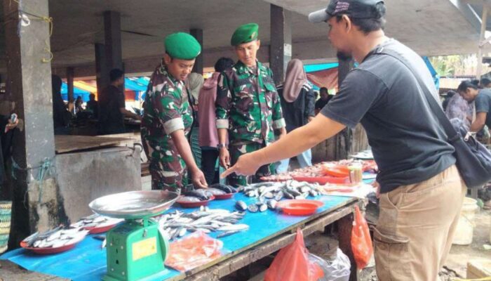 Dua Personel Koramil 07/Baranti Sisir Lapak Pasar, Ada Misi Rahasia di Baliknya?