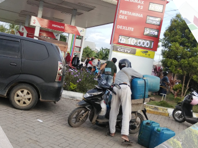 Pengendara antre BBM di SPBU Kalukuang 74.923.35 Jeneponto saat pengisian jerigen diduga lebih diprioritaskan dibanding kendaraan.