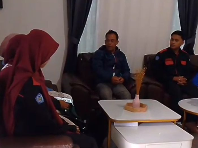 Tim Safari Ramadhan UMM berdiskusi dengan Kepala Lingkungan Malakaji saat sosialisasi kegiatan Ramadhan bersama warga.