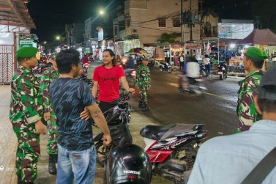 Personel TNI Gandeng Tokoh Pemuda Patroli Ramadhan di Rappang