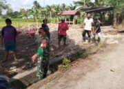 Personel TNI Bersihkan Drainase, Aksi Nyata Cegah Banjir di Watang Pulu
