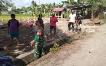Personel TNI Bersihkan Drainase, Aksi Nyata Cegah Banjir di Watang Pulu