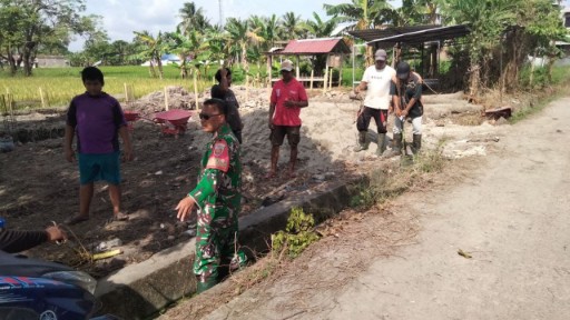 Personel TNI Bersihkan Drainase, Aksi Nyata Cegah Banjir di Watang Pulu