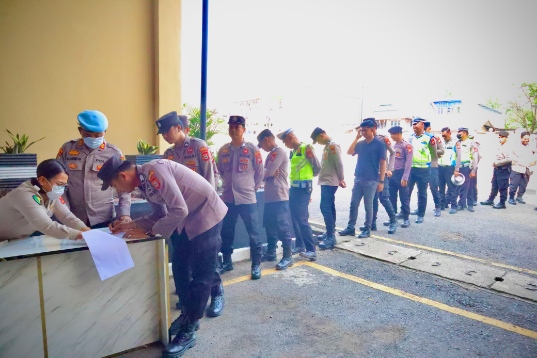 Personel Polres Sidrap antre menjalani pemeriksaan urine di Mako Polres Sidrap sebagai bentuk pengawasan internal dan komitmen bebas narkoba.