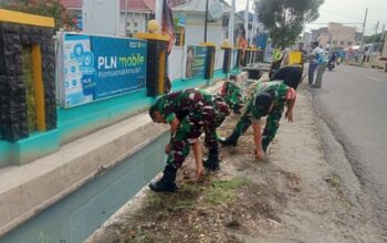 Babinsa Bergerak, Rappang Bersih dari Sampah! Karbak Jadi Tameng Banjir