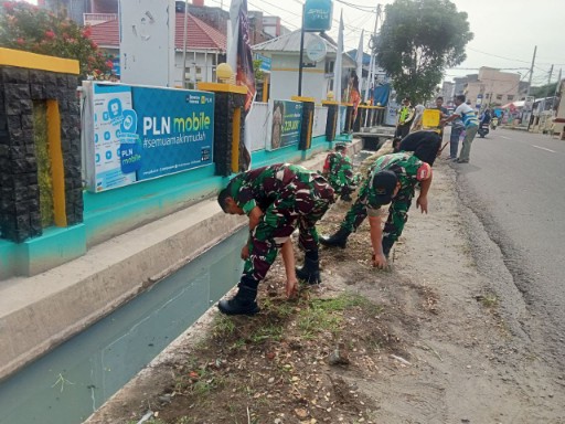 Babinsa Bergerak, Rappang Bersih dari Sampah! Karbak Jadi Tameng Banjir