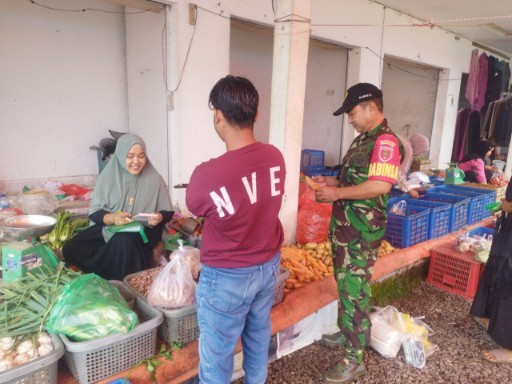 Usai Aksi Bersih, Babinsa Sidak Pelaku Pasar Baranti