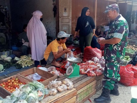 Ramadhan Diawasi! Babinsa Panca Rijang Gercep Cegah Penimbunan Sembako