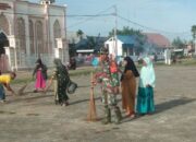 Babinsa Tellu Limpoe Pimpin Aksi Bersih di Arateng, Drainase dan Sampah Dibabat