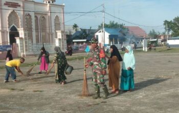 Babinsa Tellu Limpoe Pimpin Aksi Bersih di Arateng, Drainase dan Sampah Dibabat