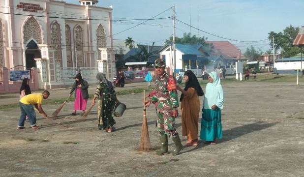 Babinsa Tellu Limpoe Pimpin Aksi Bersih di Arateng, Drainase dan Sampah Dibabat