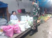 Babinsa Koramil 02/Tellu Limpoe Pantau Stok Pangan di Pasar Amparita