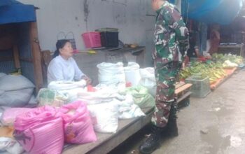 Babinsa Koramil 02/Tellu Limpoe Pantau Stok Pangan di Pasar Amparita