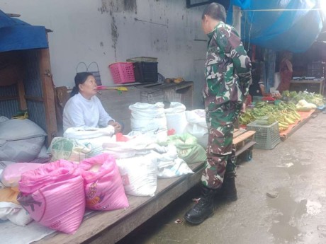 Babinsa Koramil 02/Tellu Limpoe Pantau Stok Pangan di Pasar Amparita