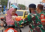 Personel TNI dan Persit Bagi Takjil di Jalan, Pengendara Terharu!