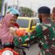 Personel TNI dan Persit Bagi Takjil di Jalan, Pengendara Terharu!