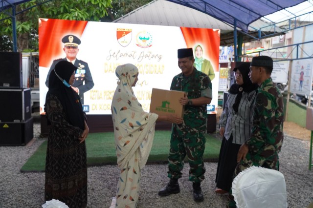 Dandim 1420/Sidrap menyerahkan bantuan sembako kepada warga saat Safari Ramadan di Koramil 05/Dua Pitue.