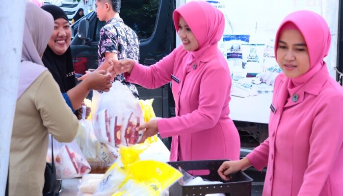 Gelar Pasar Murah, Polres Sidrap Diserbu Warga