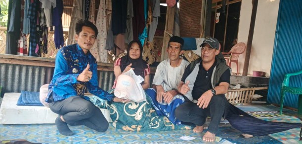 Camat Tompobulu Muh. Akbar Tola menyerahkan bingkisan lebaran kepada warga kurang mampu di Malakaji menjelang Idul Fitri. 