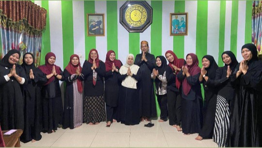 Anggota KJS Kecamatan Tompobulu Kabupaten Gowa berpose bersama usai kegiatan sosial berbagi takjil Ramadan kepada masyarakat.