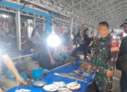 Babinsa Watang Pulu Sisir Pasar Cegah Harga Melonjak Jelang Lebaran