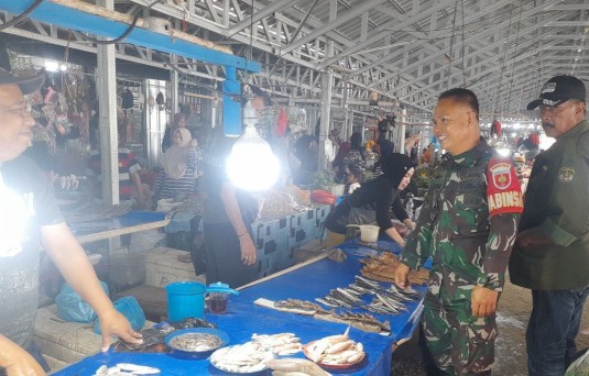 Babinsa Watang Pulu Sisir Pasar Cegah Harga Melonjak Jelang Lebaran