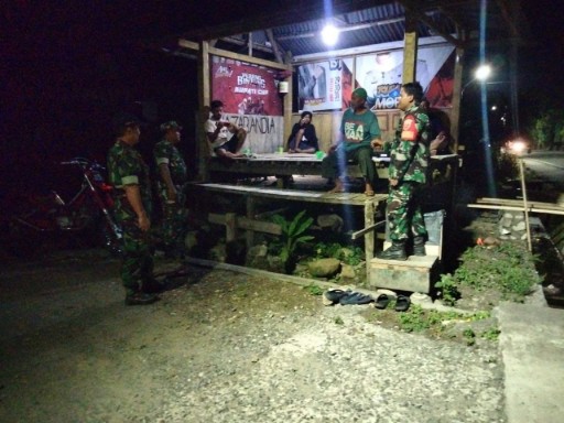 Babinsa Baranti Sambangi Pos Ronda, Warga Curhat Soal Keamanan