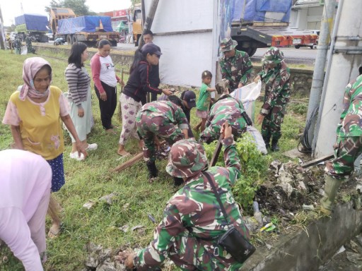 Babinsa Peduli! Aksi Bersih Desa Ini Bikin Lingkungan Sehat dan Asri