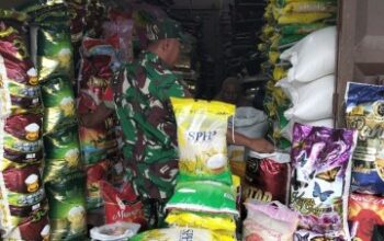 Babinsa Pangkajene Pastikan Harga Pangan dalam Kondisi Aman